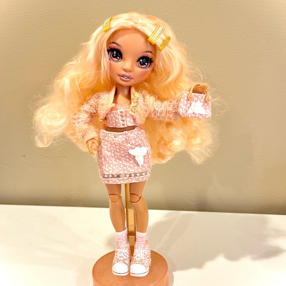 GEORGIA BLOOM! Rainbow High Doll: with peach Hair and peach Outfit